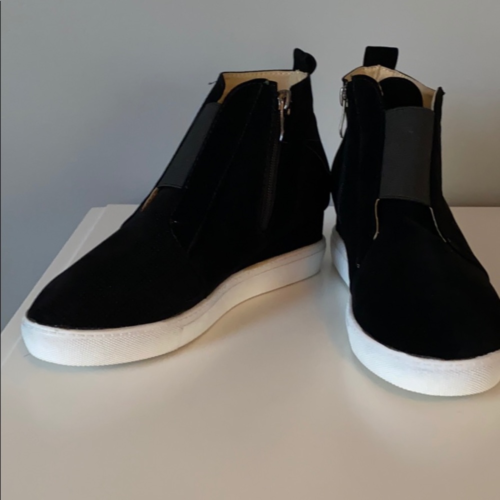 Black wedge sneaker